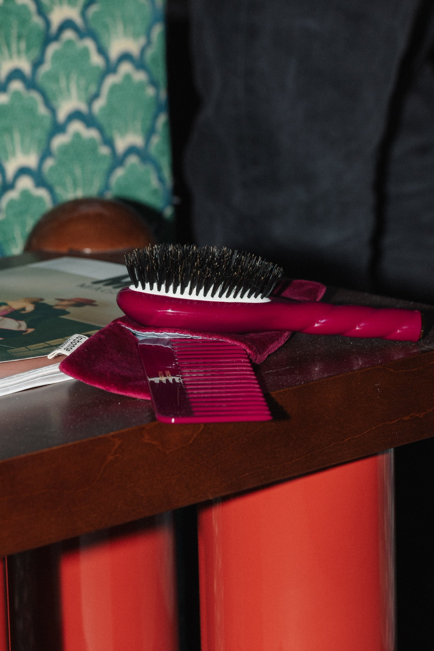 N.01 The Small Shine & Care Hair Brush THE UNIVERSAL Cherry Red