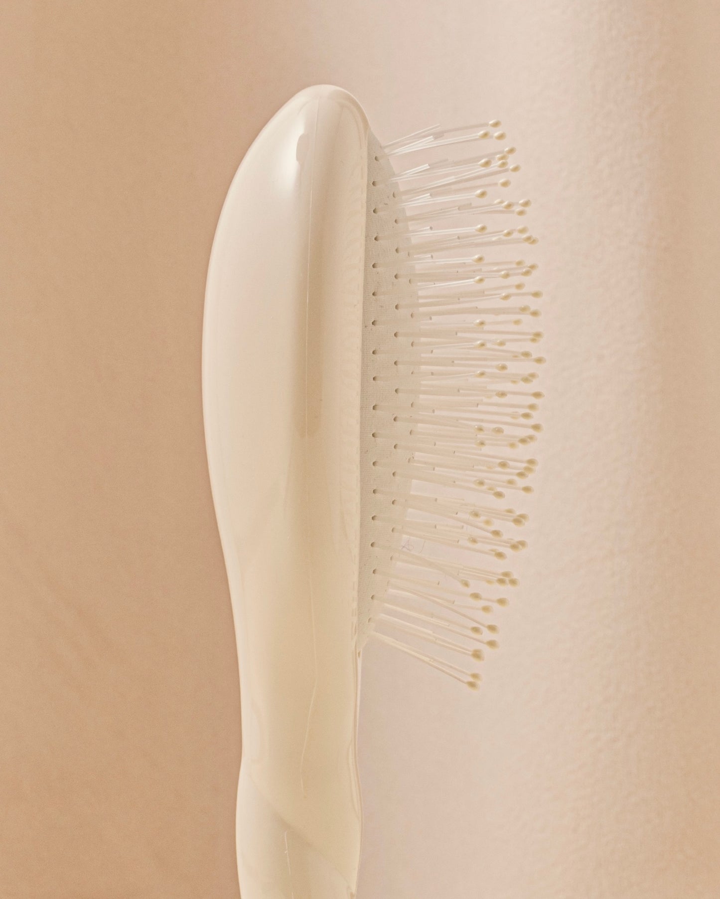 N.04 The Small Massaging Detangling Hair Brush THE MIRACLE Creamy White