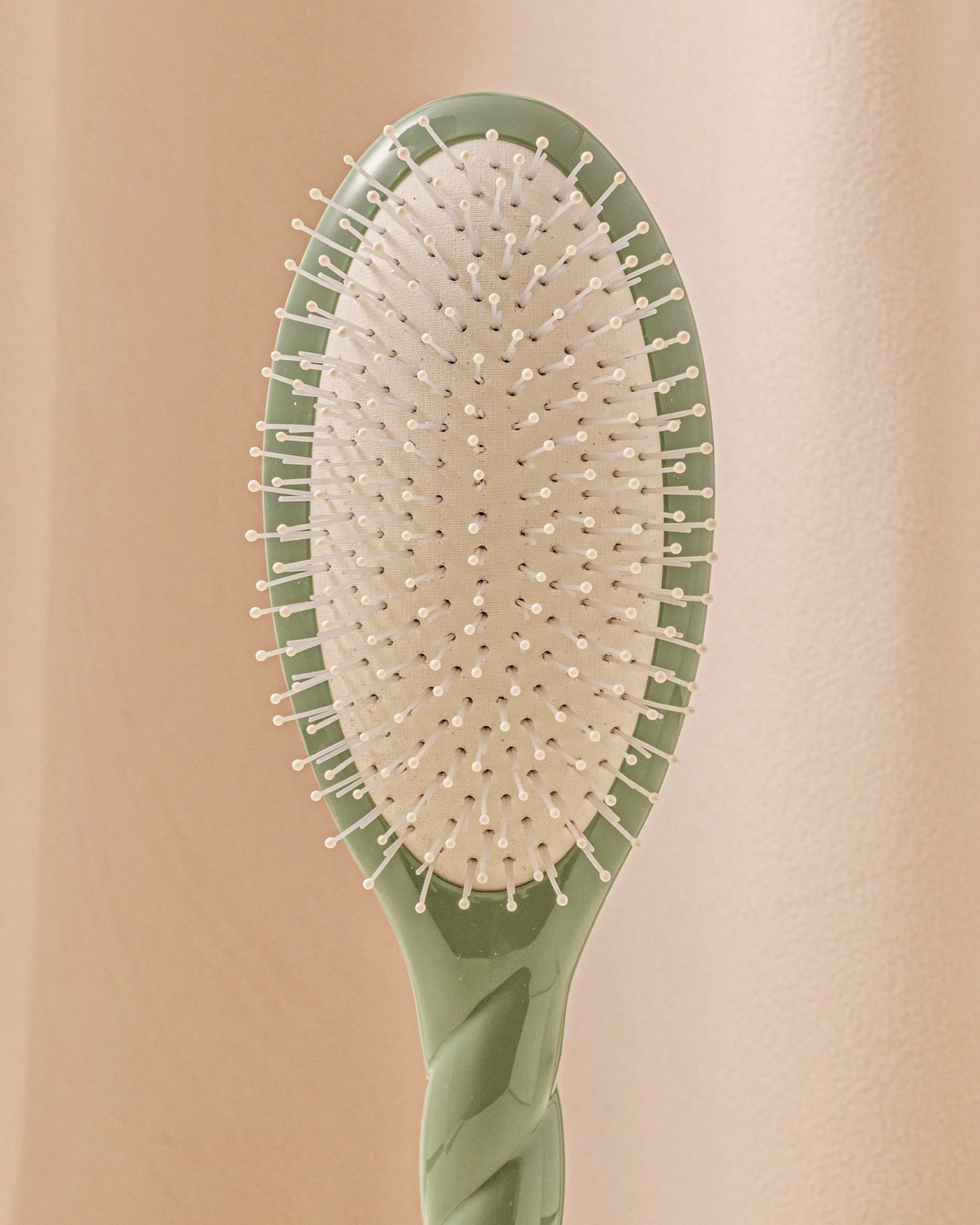 N.04 The Massaging Detangling Hair Brush Almond Green
