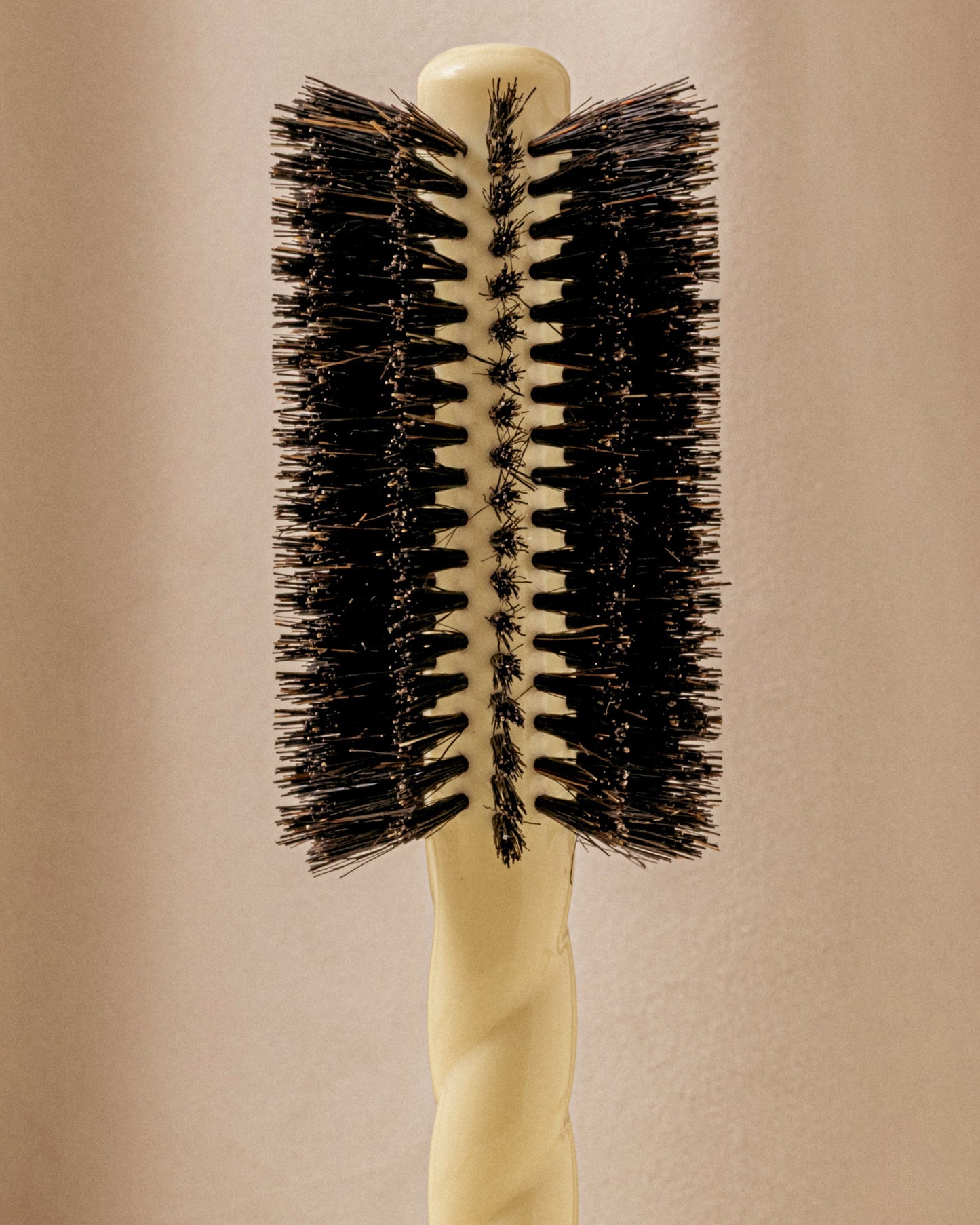 N.08 The Round Brush Length & Movement Ivory Cair