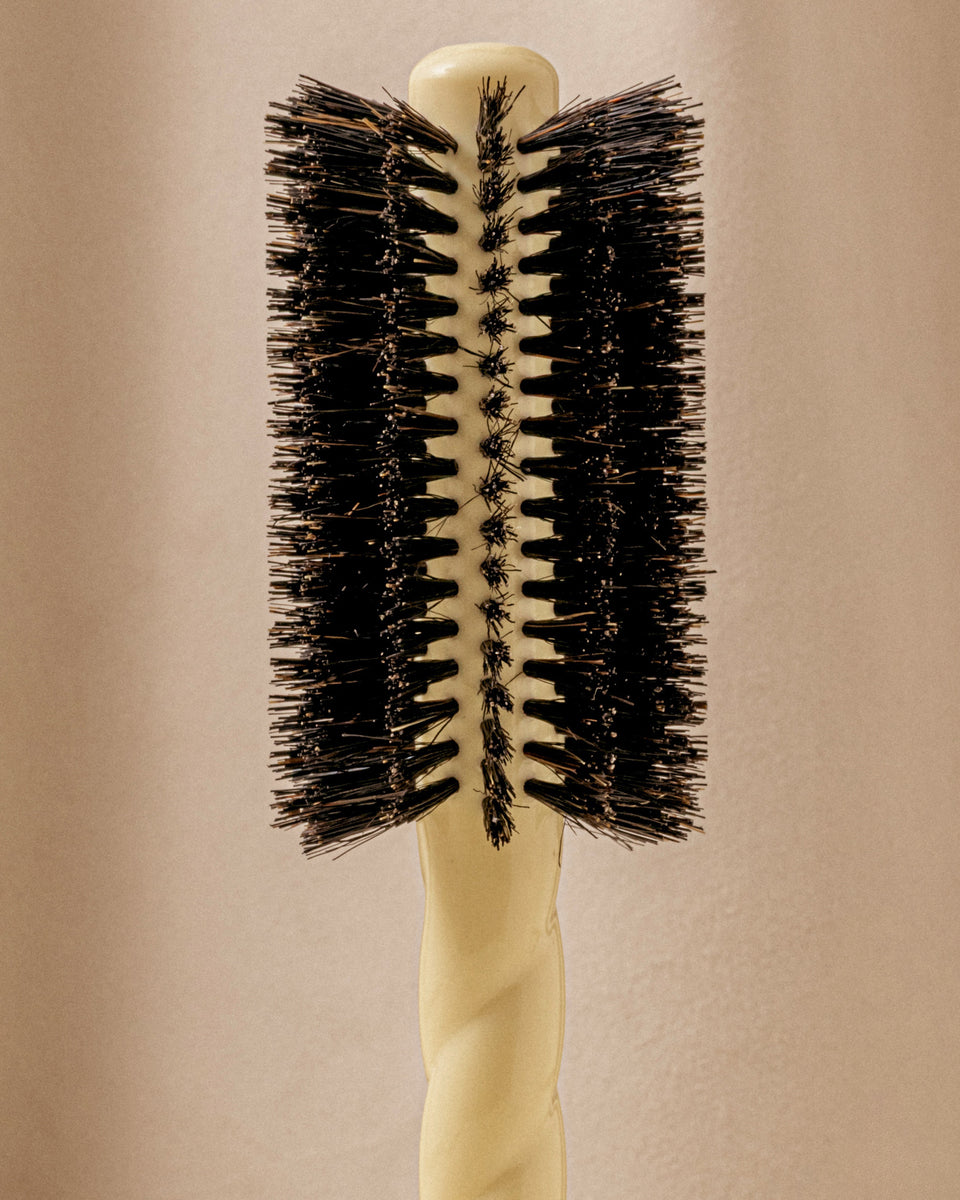 N.08 The Round Blowout Brush Length & Movement Ivory Cair