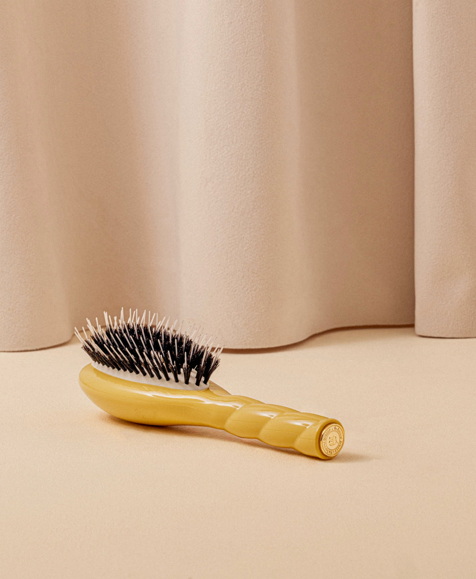 N.02 The Small Care & Detangling HairBrush The Essential Saffron Yellow