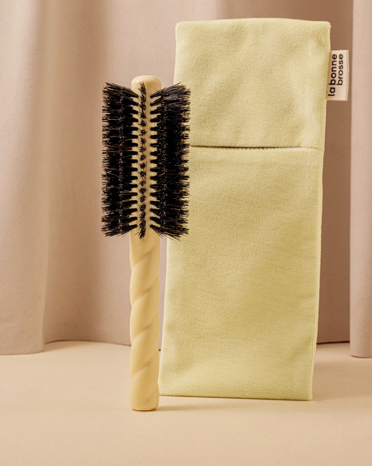 N.08 The Round Brush Length & Movement Ivory Cair