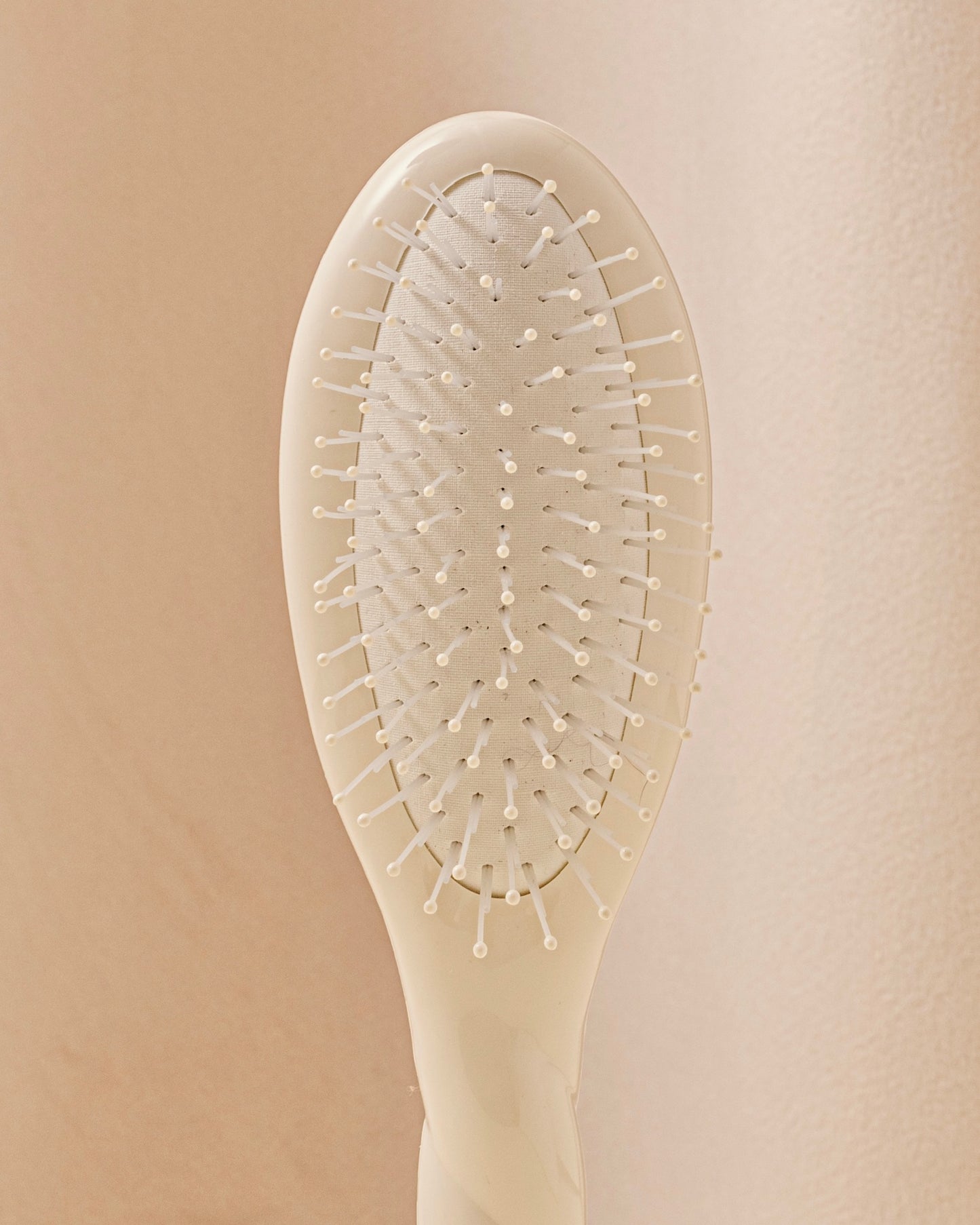 N.04 The Small Massaging Detangling Hair Brush THE MIRACLE Creamy White