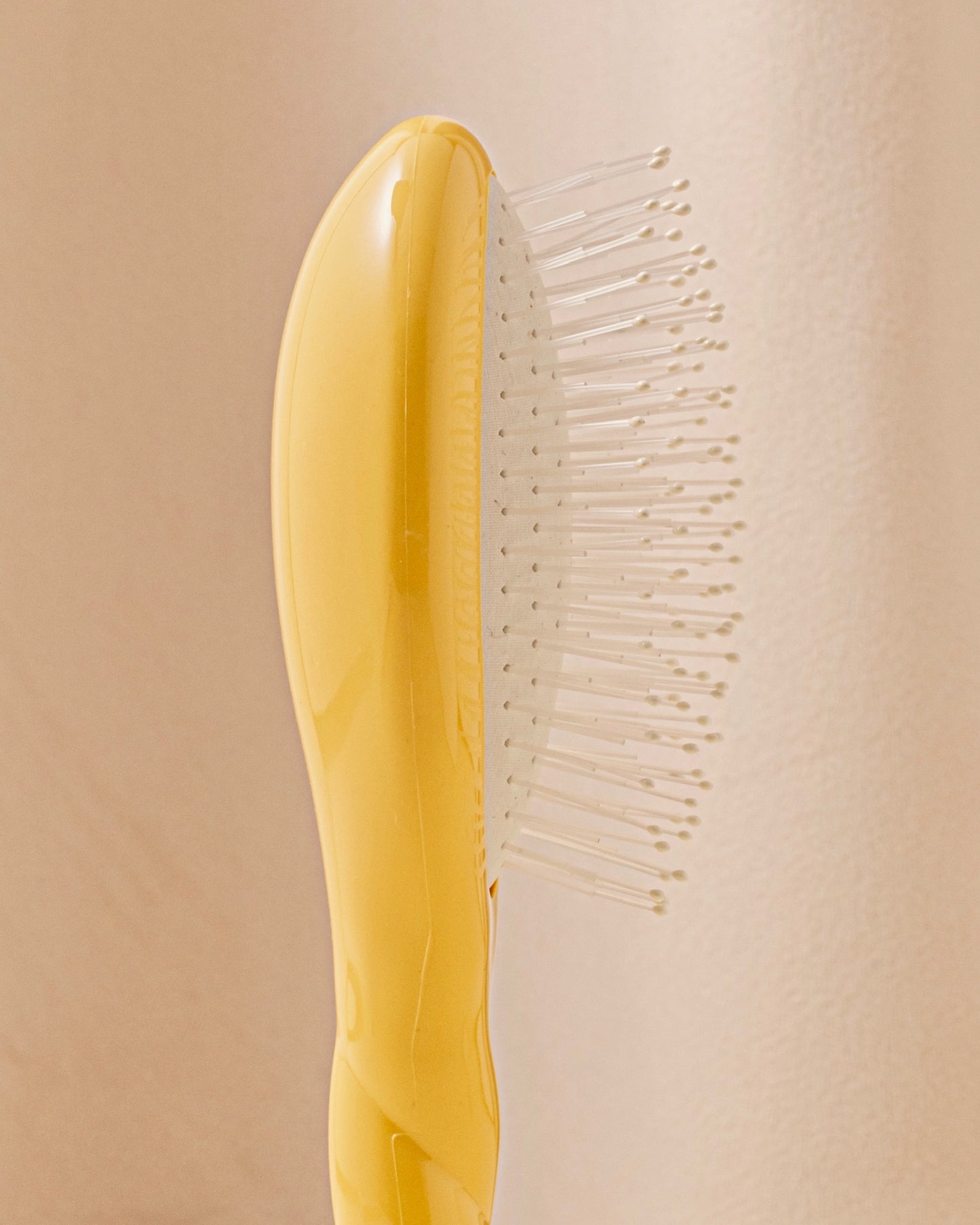 N.04 The Small Massaging Detangling Hair Brush THE MIRACLE Saffron Yellow
