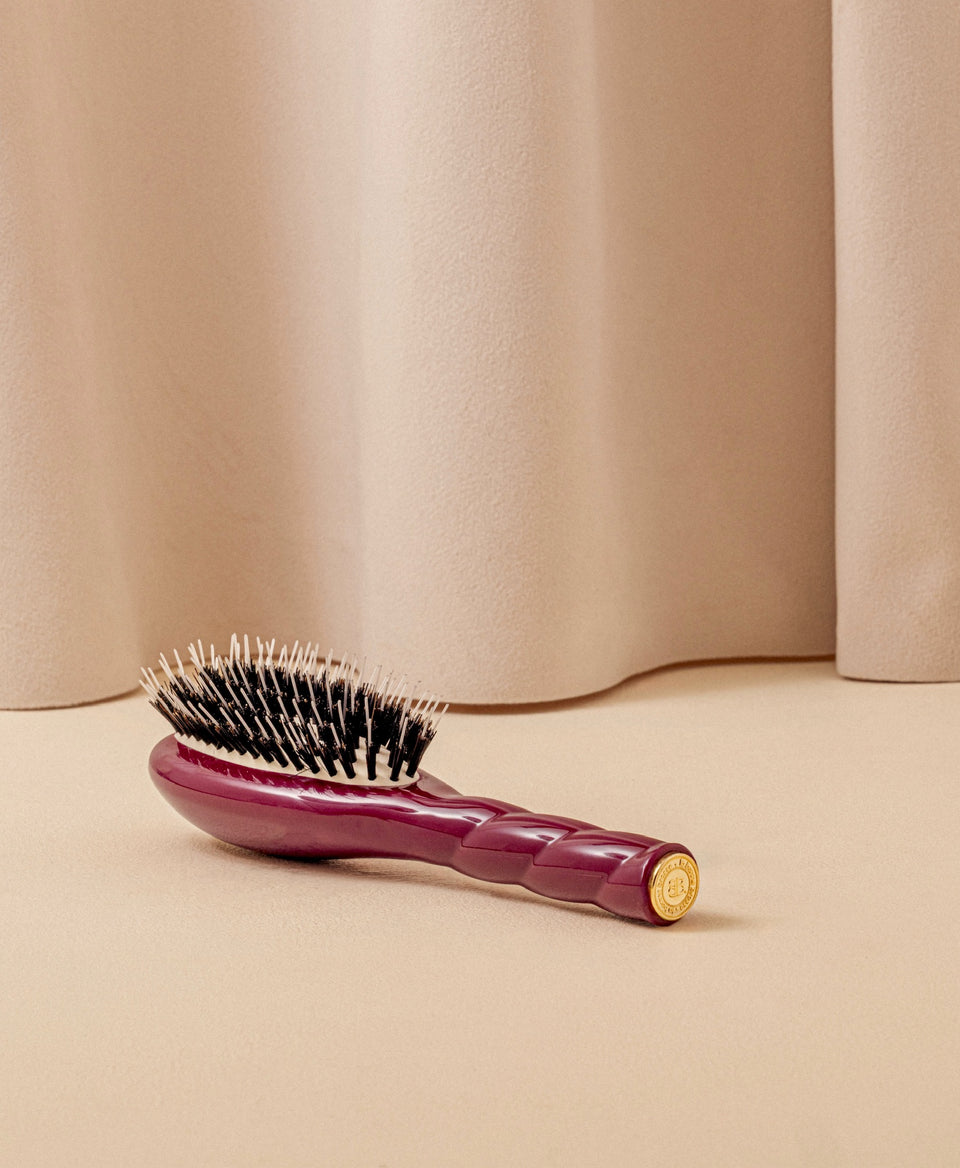 N.02 The Small Care & Detangling HairBrush The Essential Cherry Red