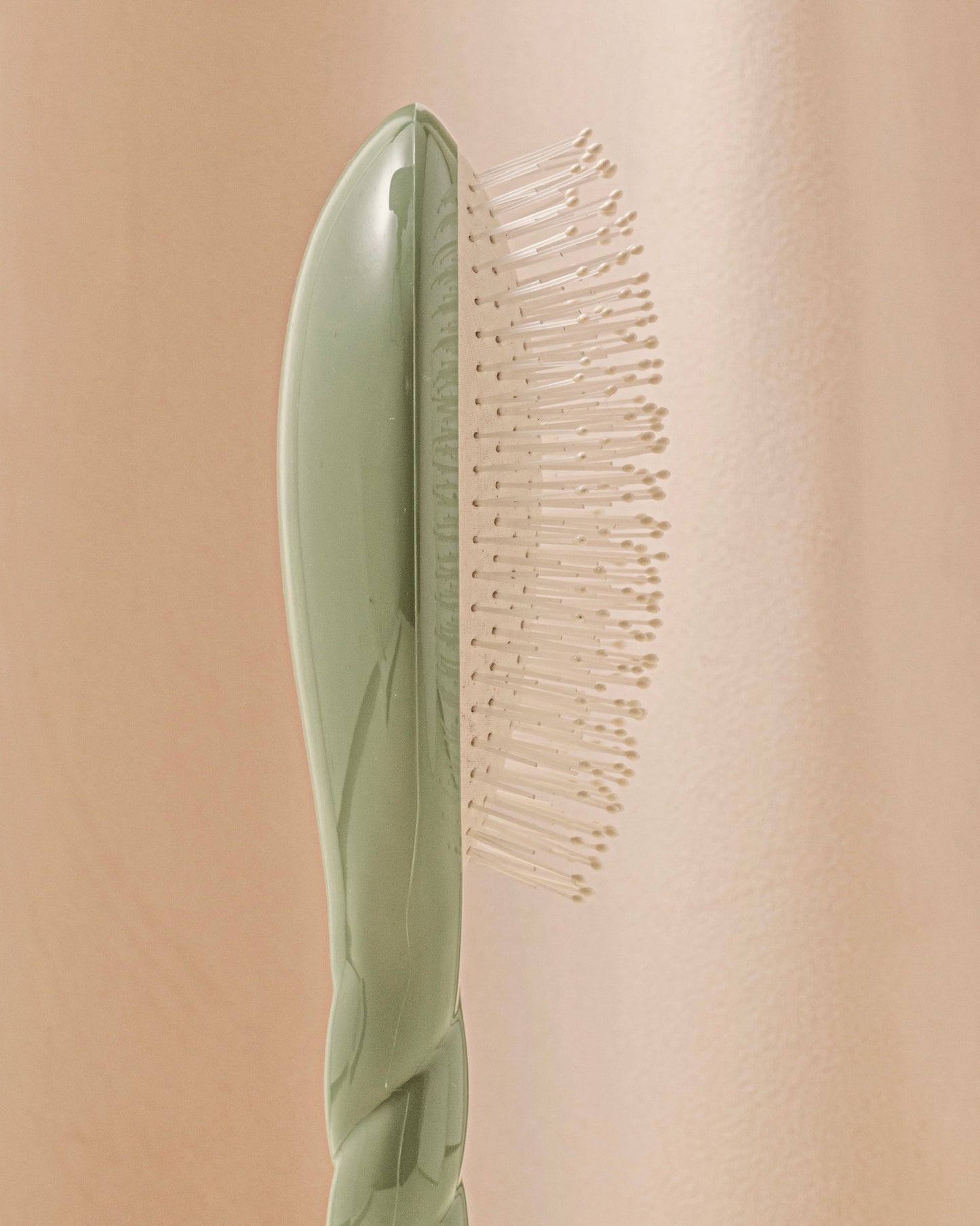 N.04 The Massaging Detangling Hair Brush Almond Green