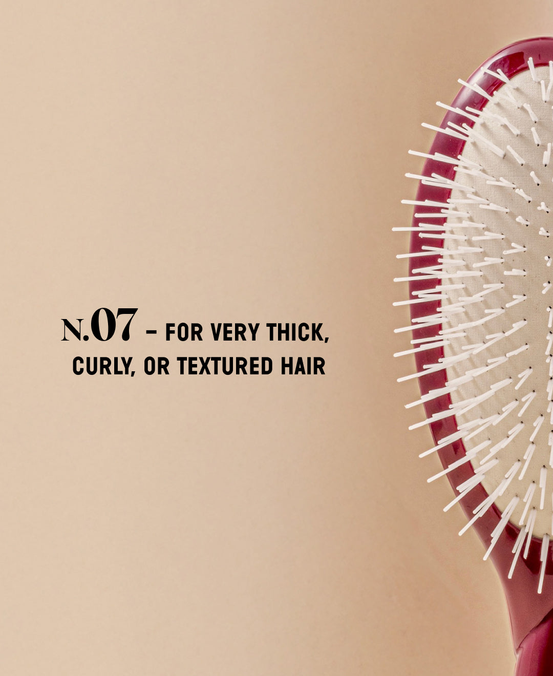 N.07 The Stimulating & Detangling HairBrush The Intense Cherry Red