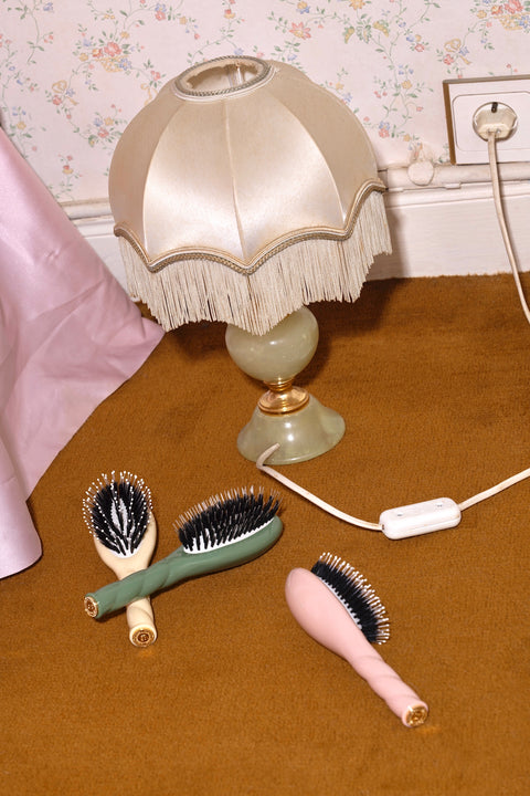 N.03 La Petite Brosse Cuir Chevelu Sensible l'Indispensable Douceur Rose Poudré - Image 2