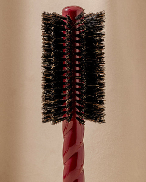 N.08 The Round Blowout Brush Length & Movement Cherry Red - Image 1