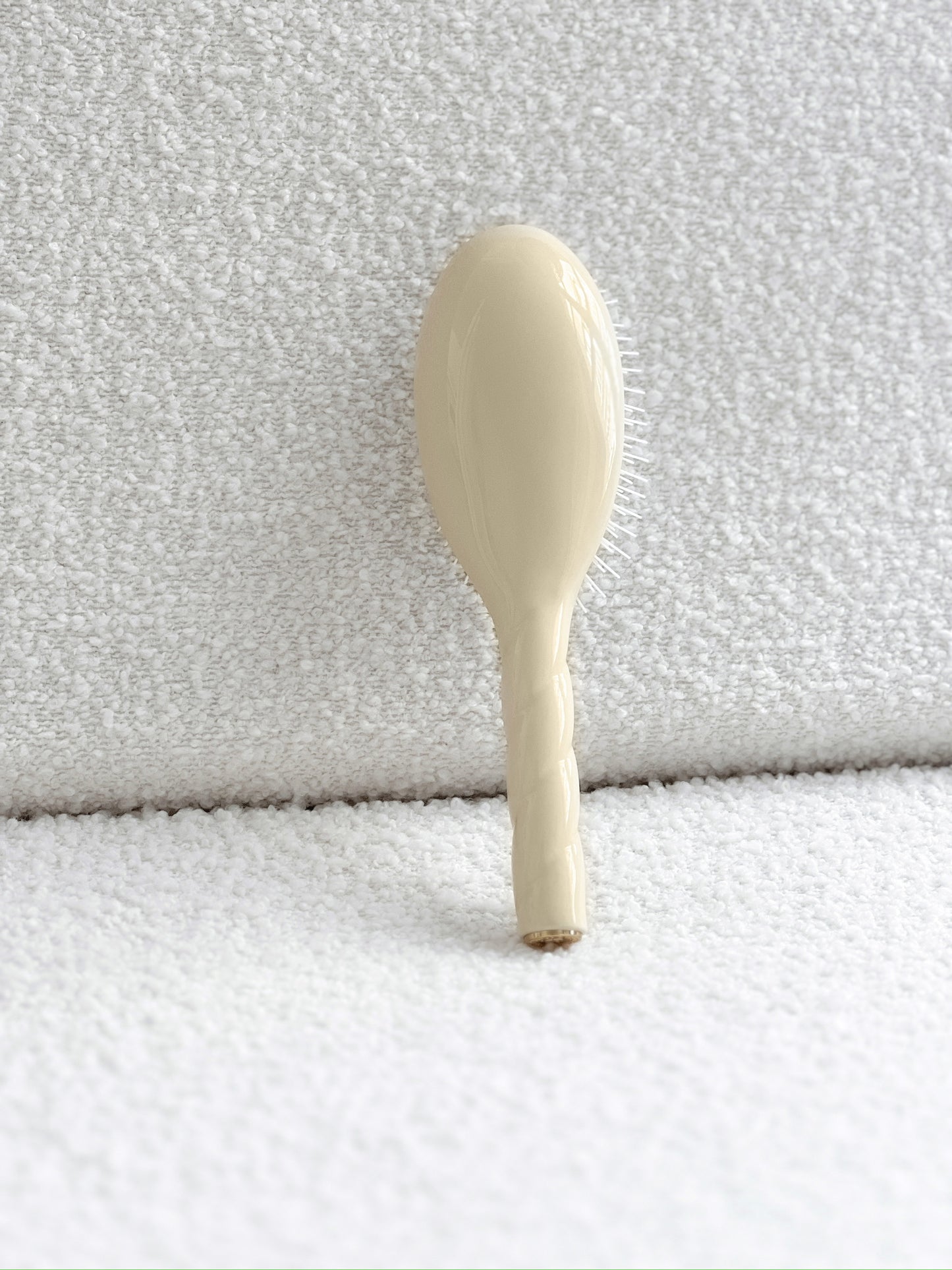 N.07 The Stimulating & Detangling Hair Brush THE INTENSE Cream White