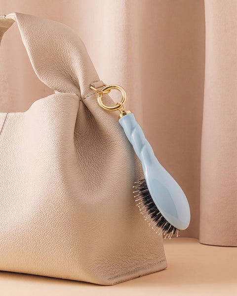 N.03 La Micro Brosse Cuir Chevelu Sensible l'Indispensable Douceur Bleu Ciel - Image 1