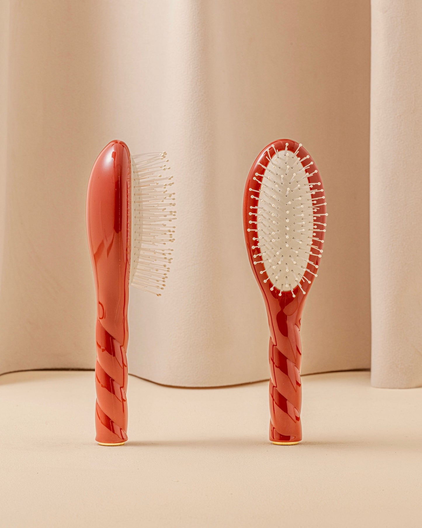 N.04 La Petite Brosse Démêlante & Massante La Miracle Terre Battue