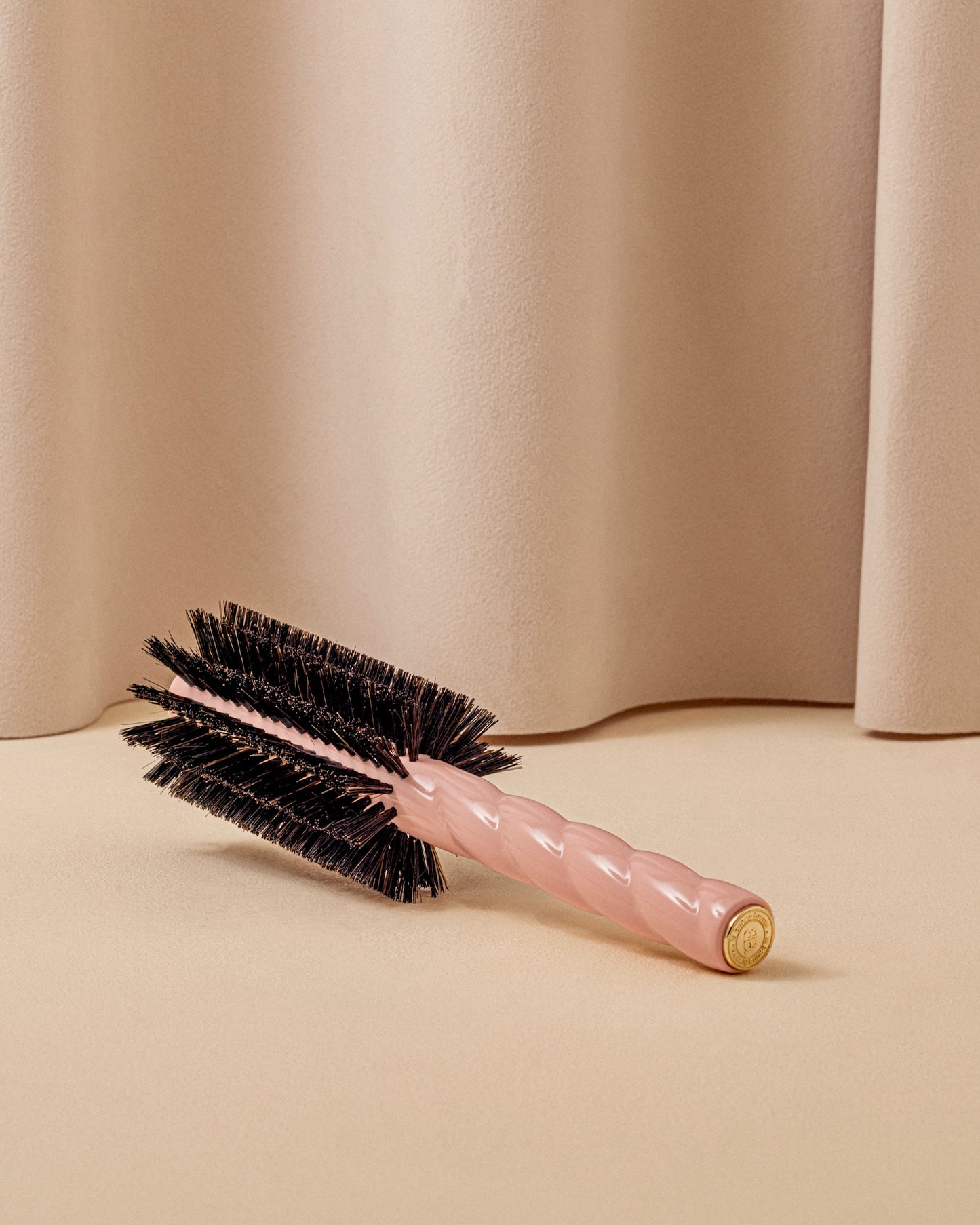 N.08 The Round Hair Brush Length & Movement Pale Pink