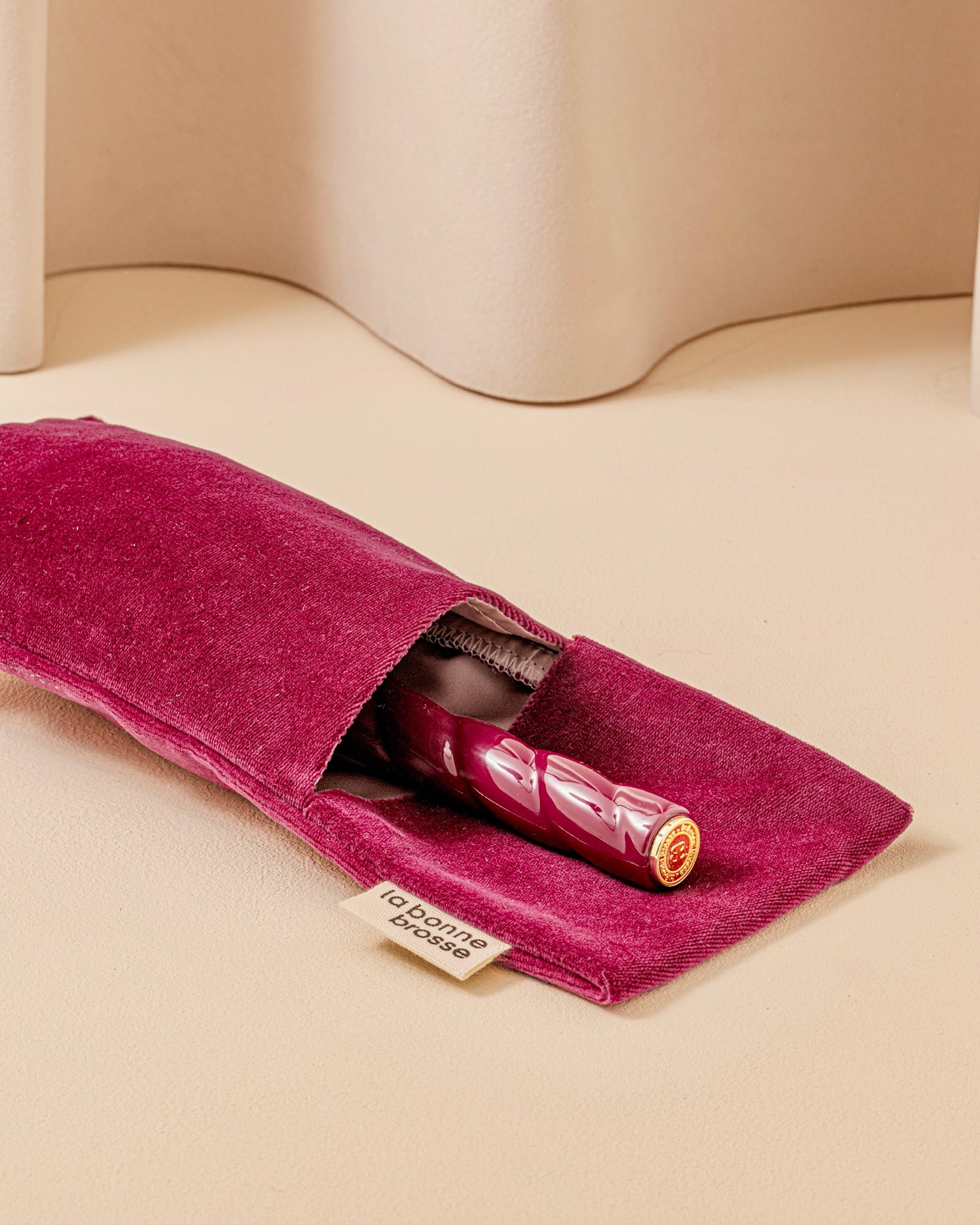 N.04 The Massaging Detangling Hair Brush The Miracle Cherry Red