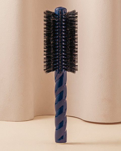 N.08 The Round Blowout Brush Length & Movement Blueberry Blue - Image 2