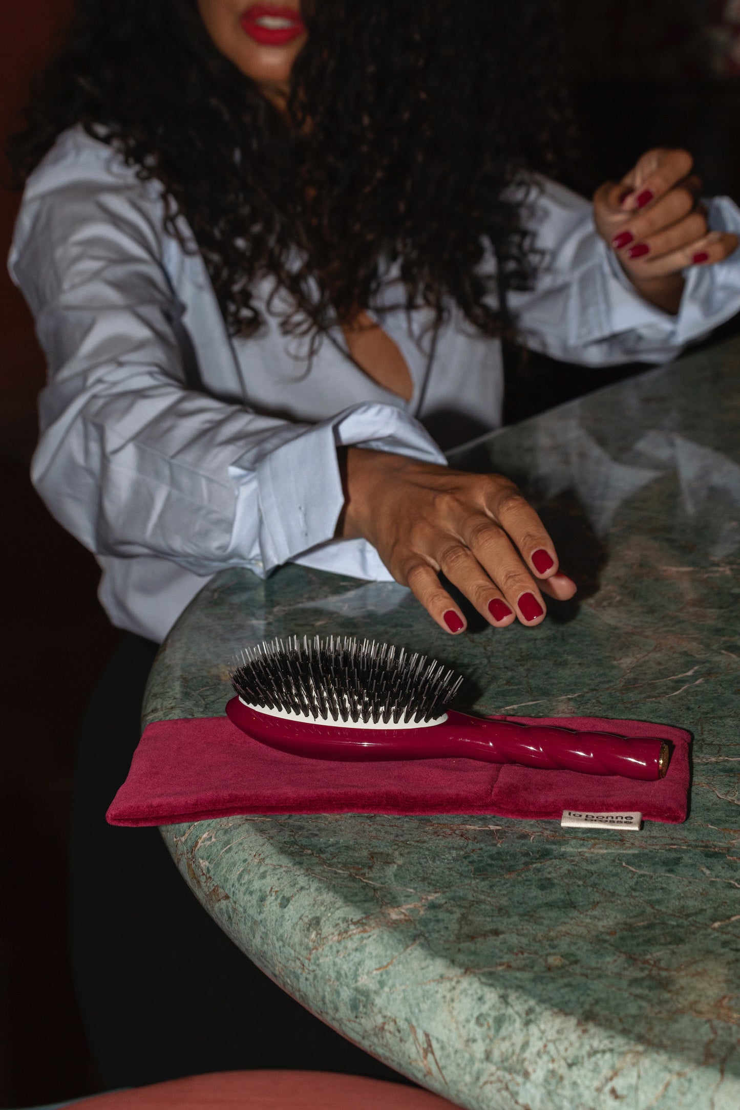 Duo : La Bonne Brosse et sa Pochette Rouge Cerise