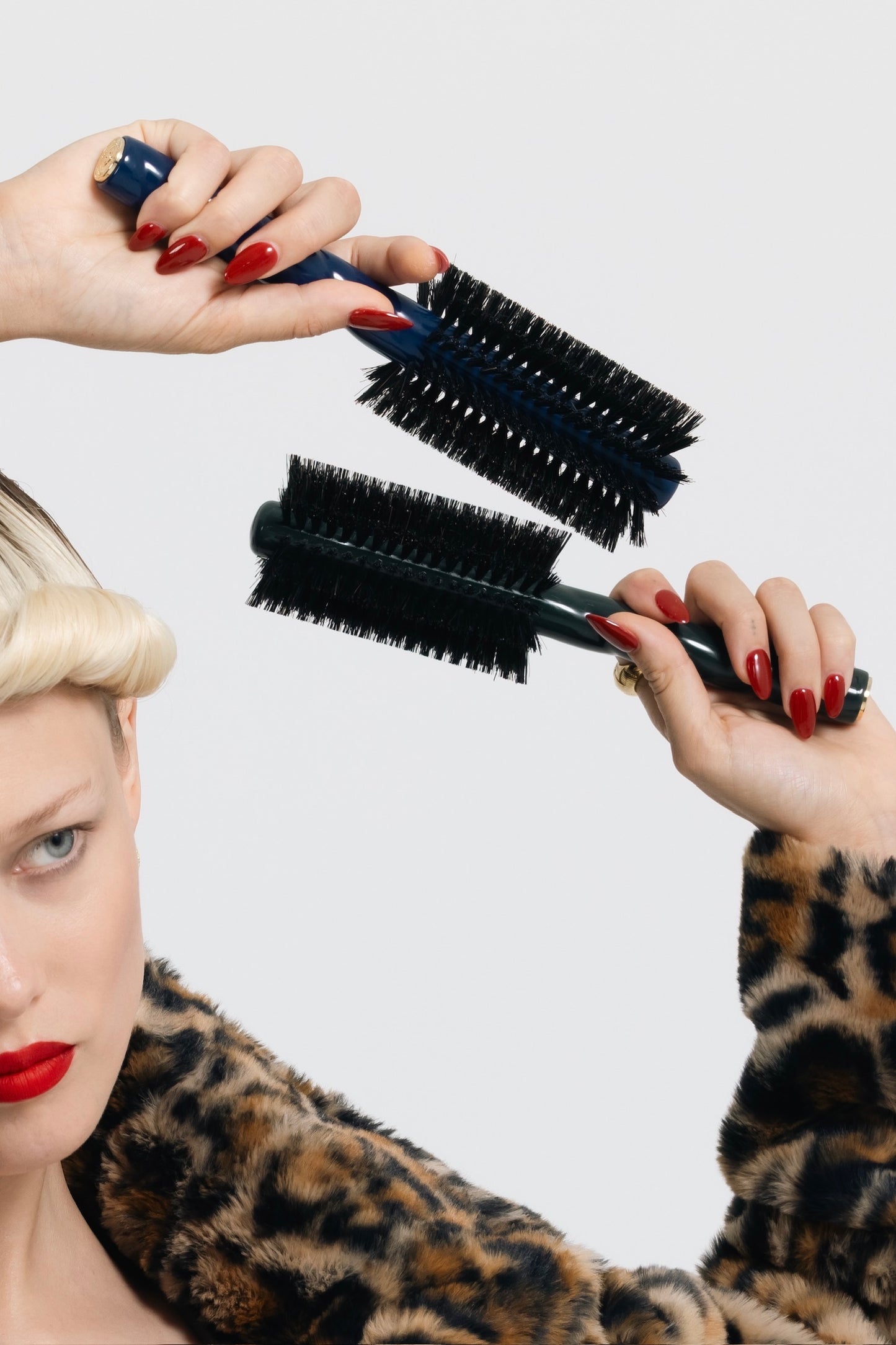 N.08 The Round Brush Length & Movement Blueberry Blue