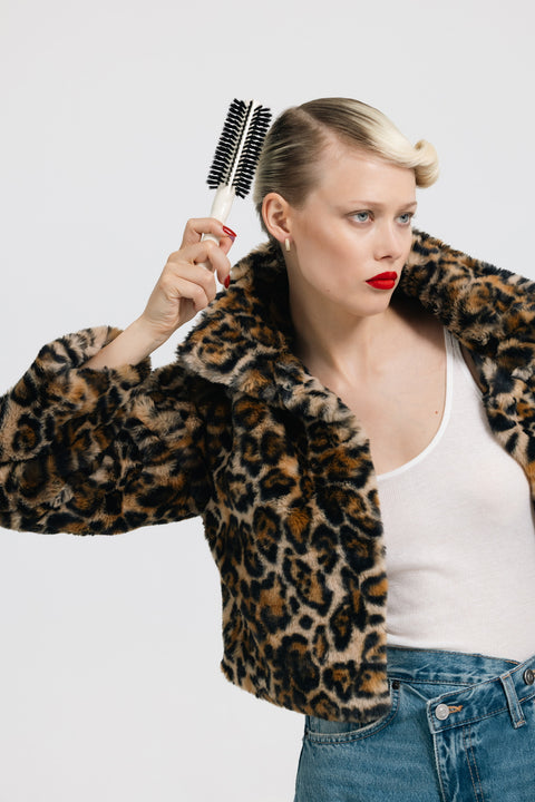 N.08 The Round Blowout Brush Length & Movement Creamy White - Image 2