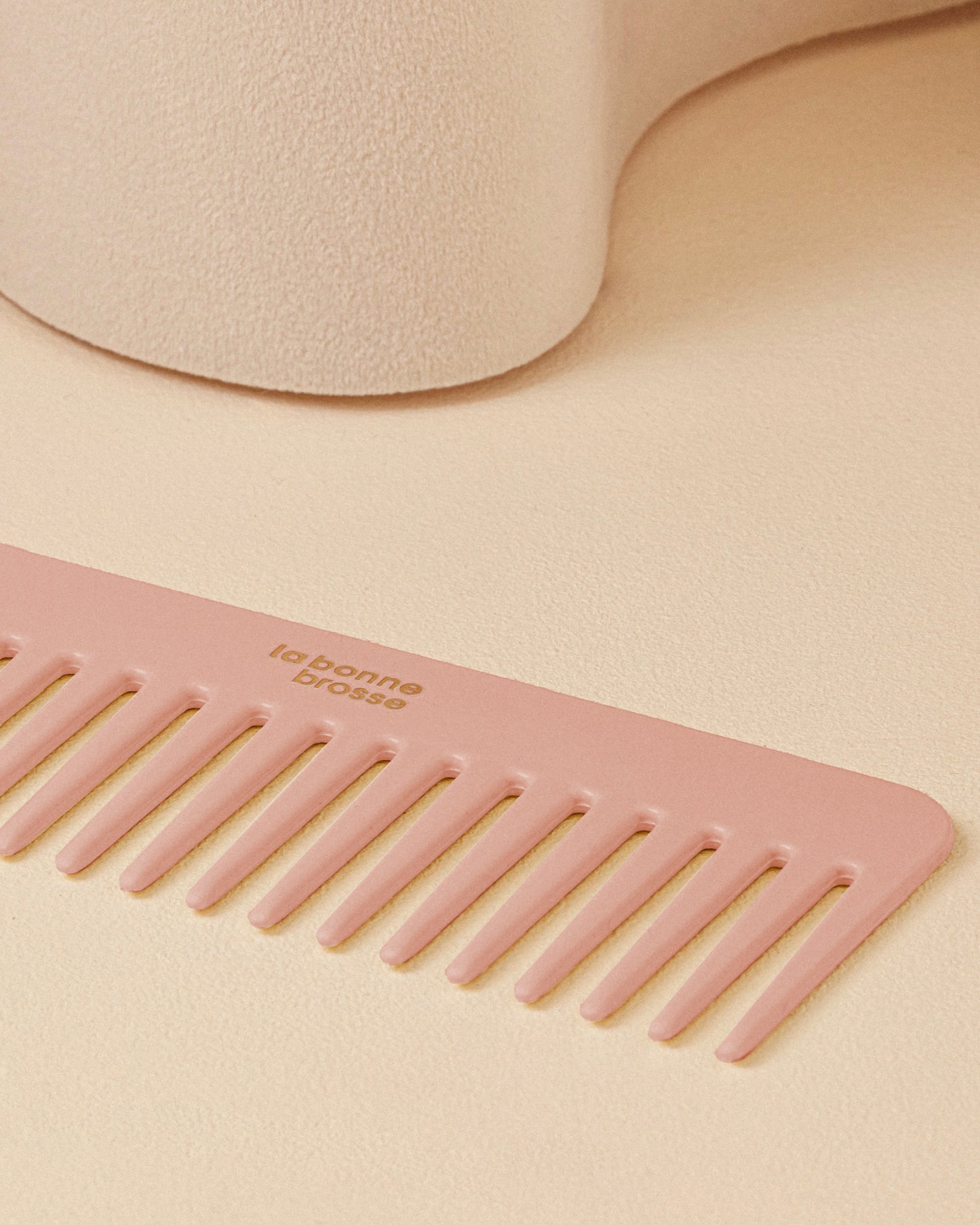 The Large Detangling Comb in Acetate Powder Pink