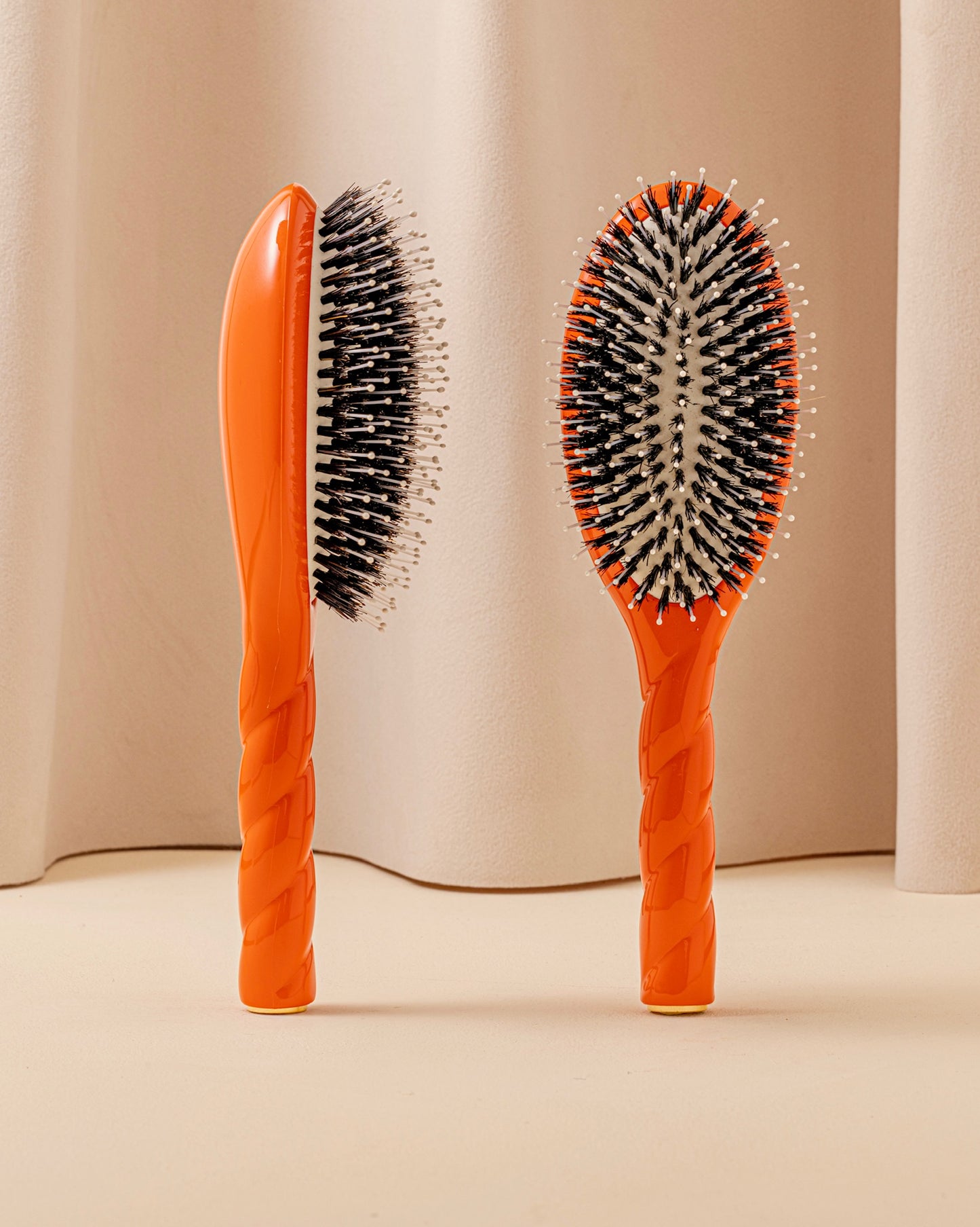 Limited Edition N.03 The Sensitive Scalp Brush the Essential Softness Orange Seventies