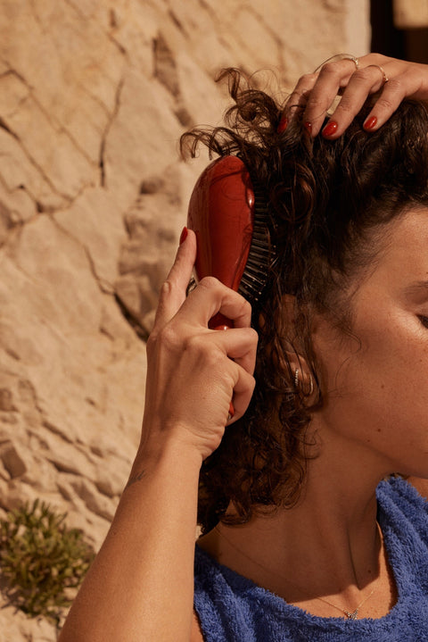 Comment prendre soin de ses cheveux bouclés à la plage ?