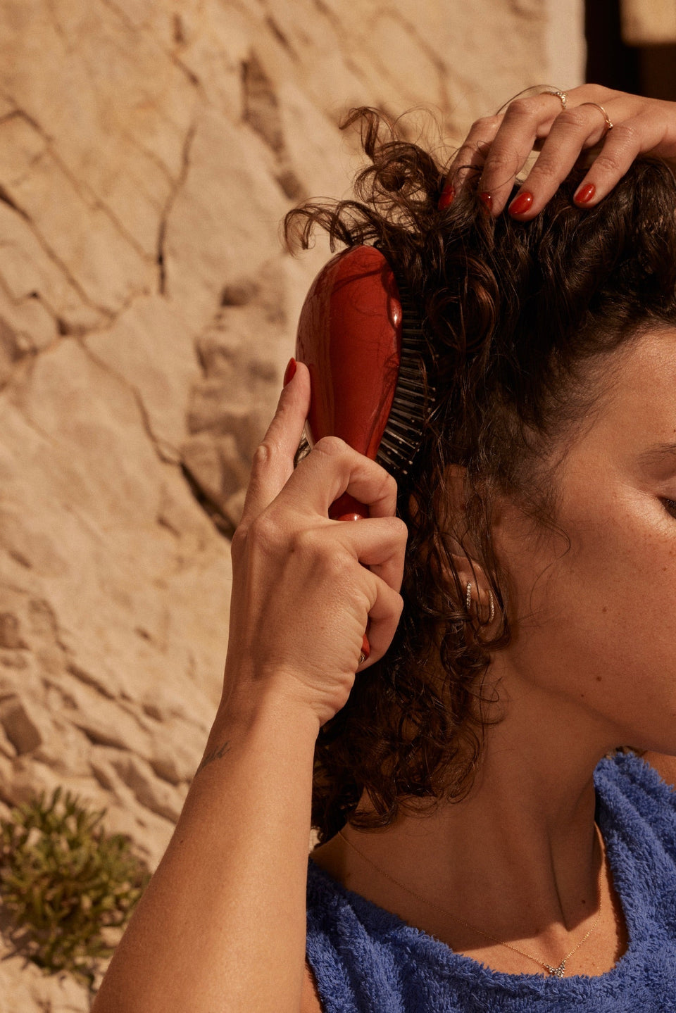 Comment prendre soin de ses cheveux bouclés à la plage ?