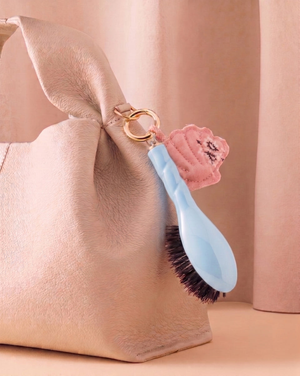 Call It By Your Name x La Bonne Brosse Duo : Mikro Bürste N.01 Himmelblau und ihr Anhänger