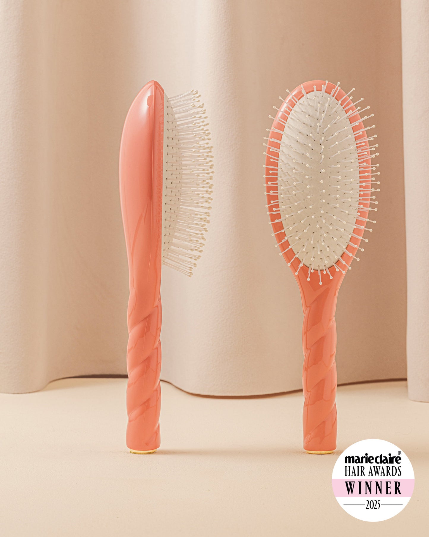 N.04 The Massaging Detangling Hair Brush The Miracle Coral
