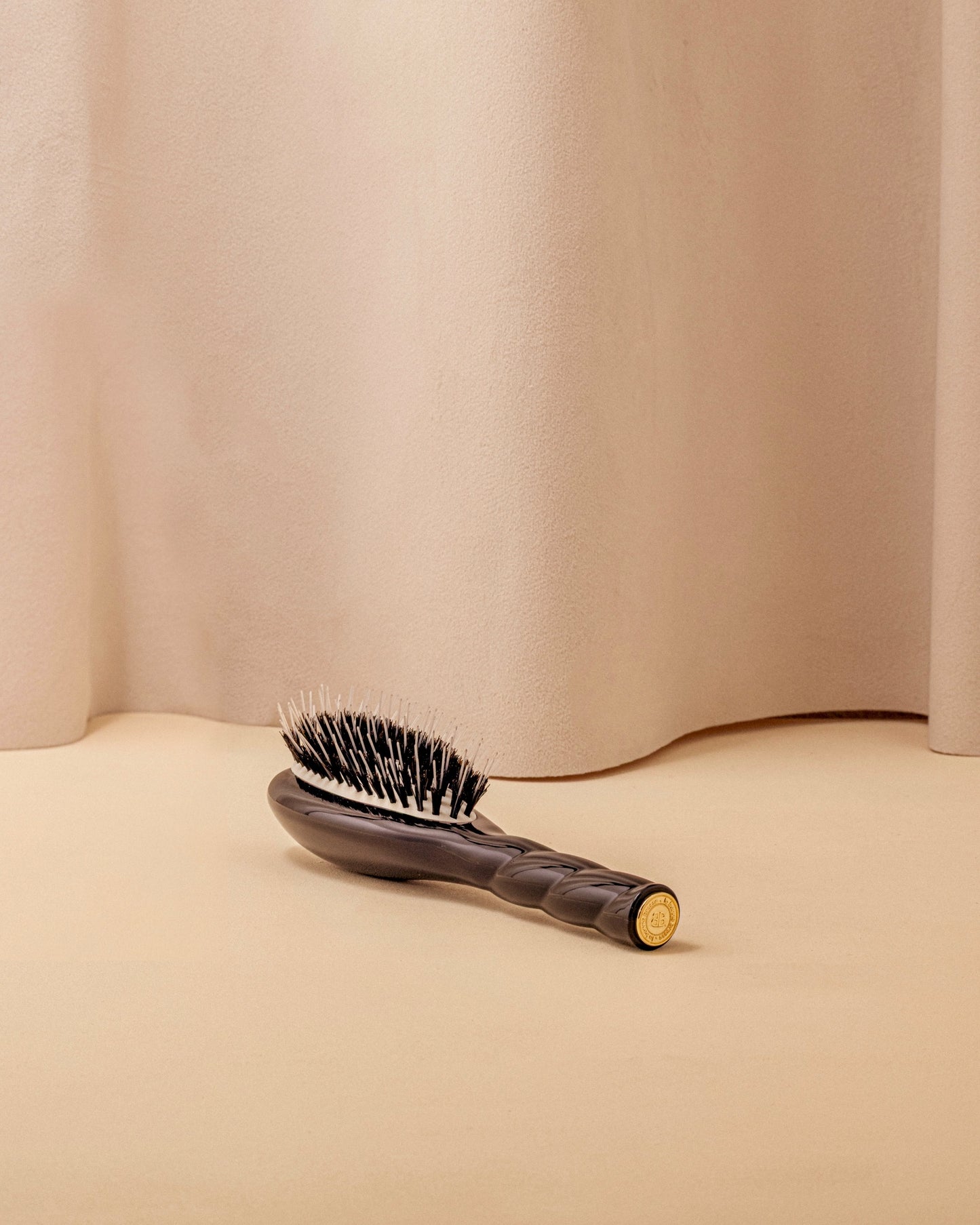 Black Edition N.02 El Pequeño Cepillo Desenredante y de Cuidado El Indispensable