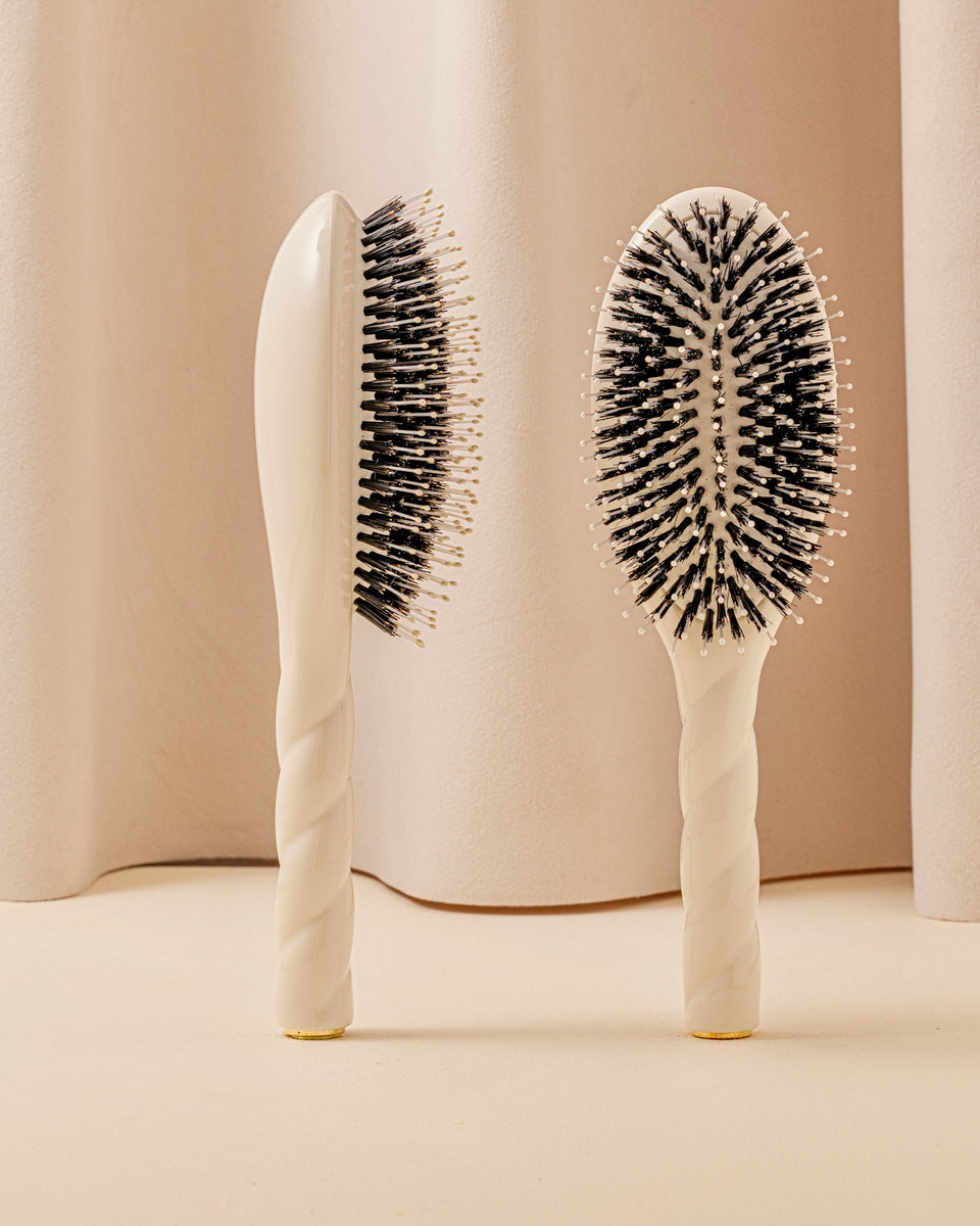Schützendes Duo: La Bonne Brosse in Cremeweiß und das Schutzöl von Cair