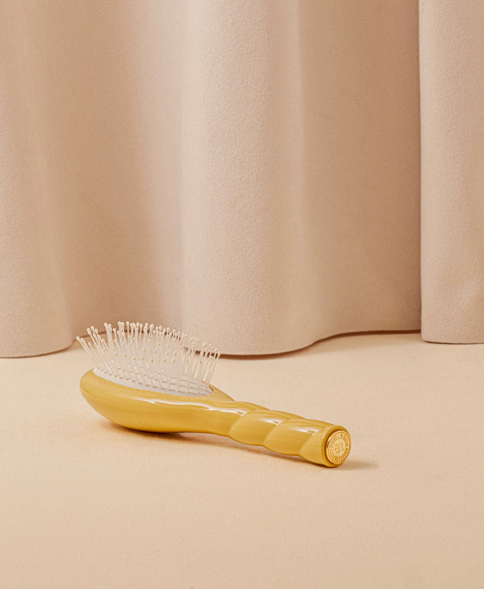 N.04 La Petite Brosse Démêlante & Massante La Miracle Jaune Safran