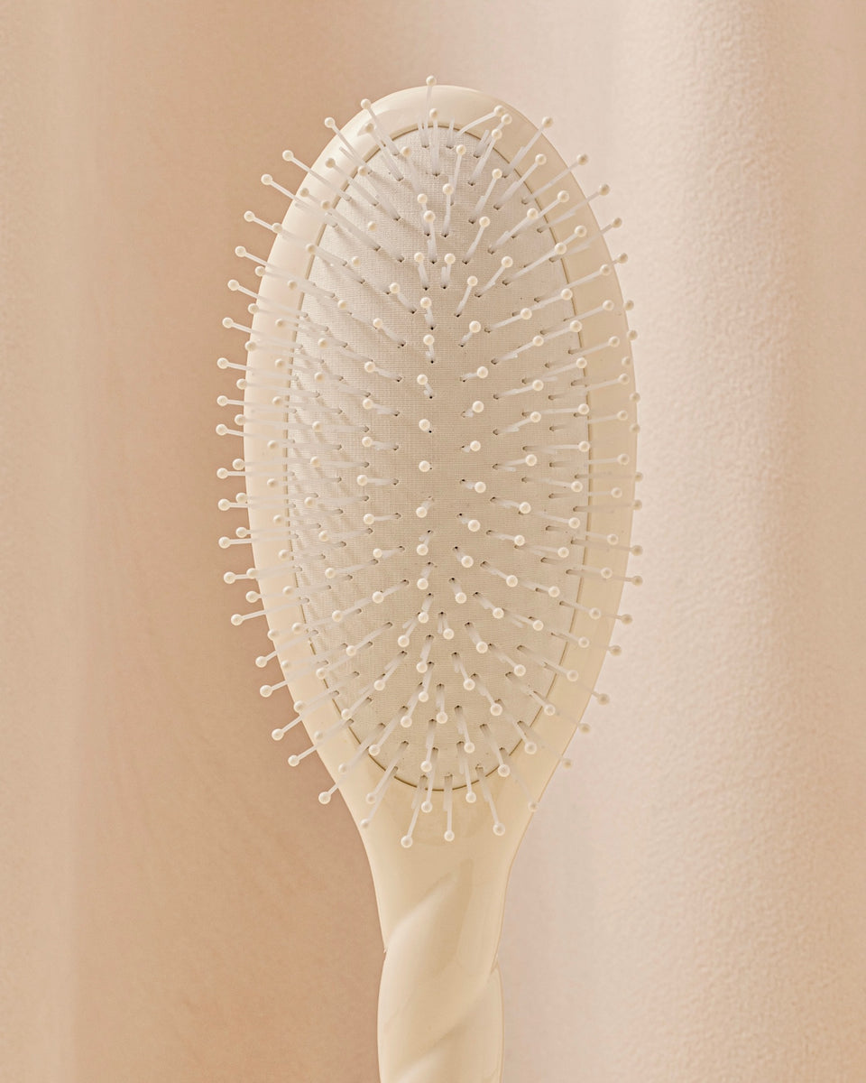 N.04 The Massaging Detangling Hair Brush The Miracle Creamy White
