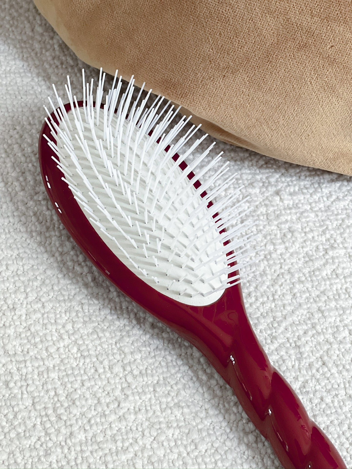 N.07 The Stimulating & Detangling Hair Brush THE INTENSE Cherry Red