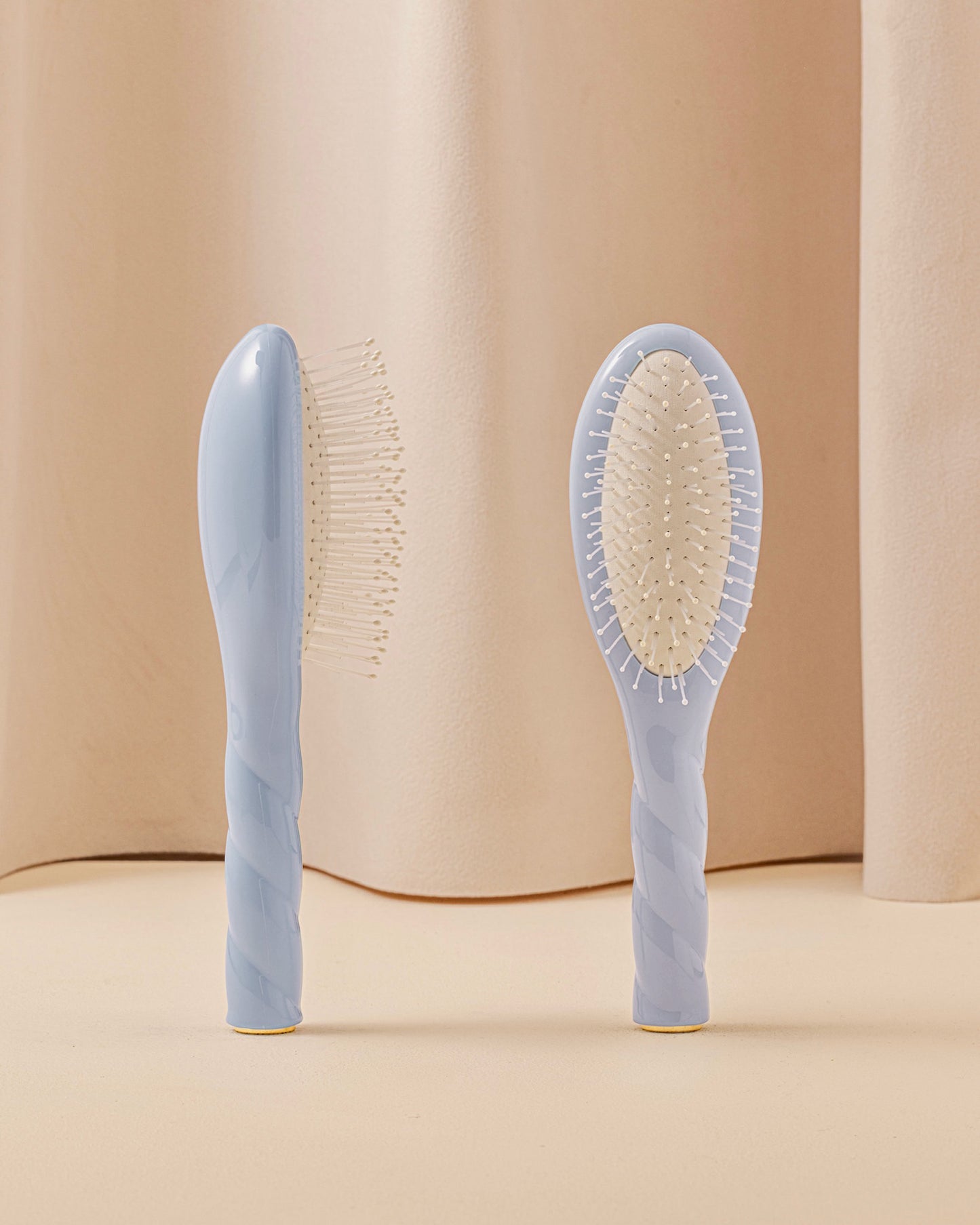 Duo Kleine hochwertige Haarbürste und ihr Täschchen in Himmelblau