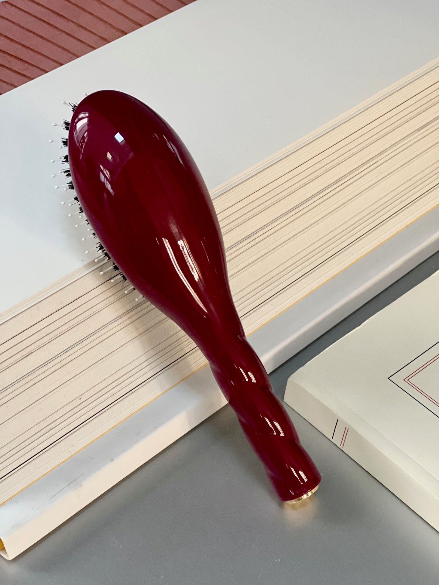 N.03 La Petite Brosse Cuir Chevelu Sensible l'Indispensable Douceur Rouge Cerise