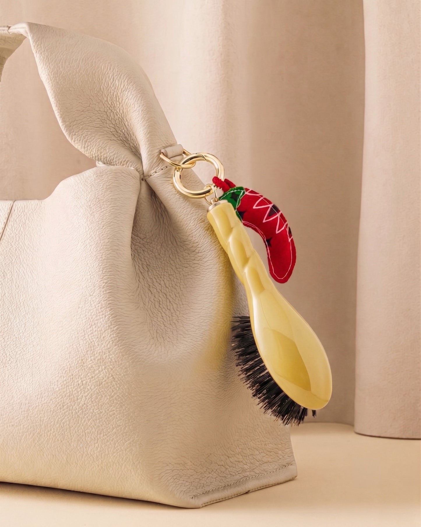 Call It By Your Name x La Bonne Brosse Duo: Mikro Bürste N.01 Safrangelb mit Anhänger