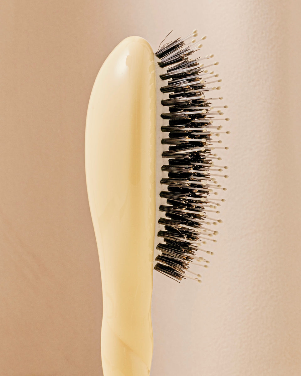 N.03 The Small Gentle Scalp Care Hair Brush The Essential Softness Ivory Cair 