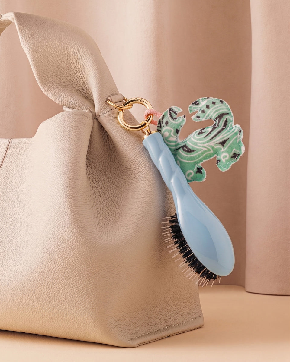 Call It By Your Name x La Bonne Brosse Duo: Micro Spazzola N.02 Blu Cielo e il suo Ciondolo
