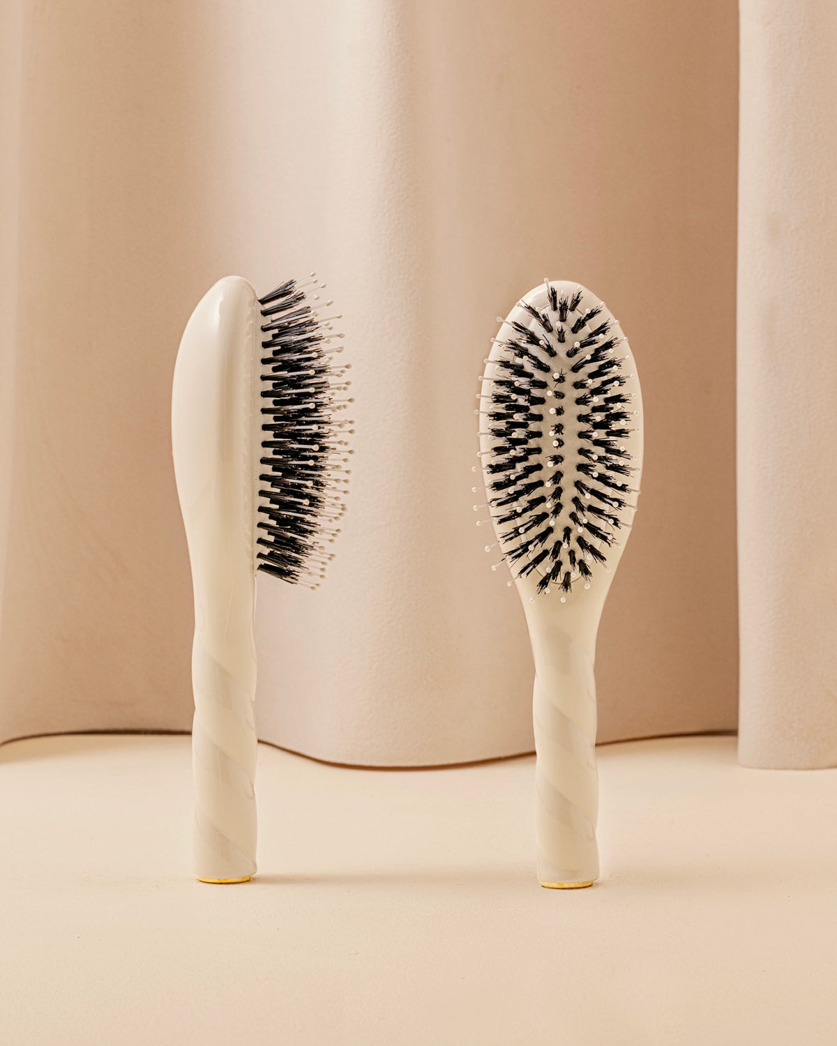 Protective Duo: The Small Hairbrush in Cream White and Cair Protective Oil