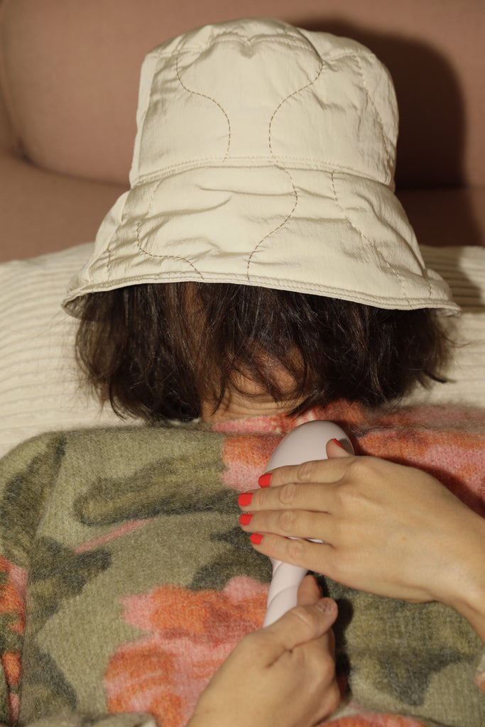 femme avec chapeau bob sur cheveux gras