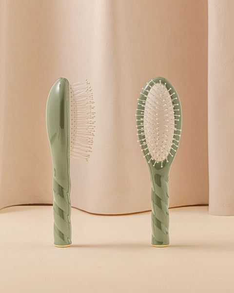 N.04 The Small Massaging Detangling Hair Brush THE MIRACLE Almond Green - Image 1
