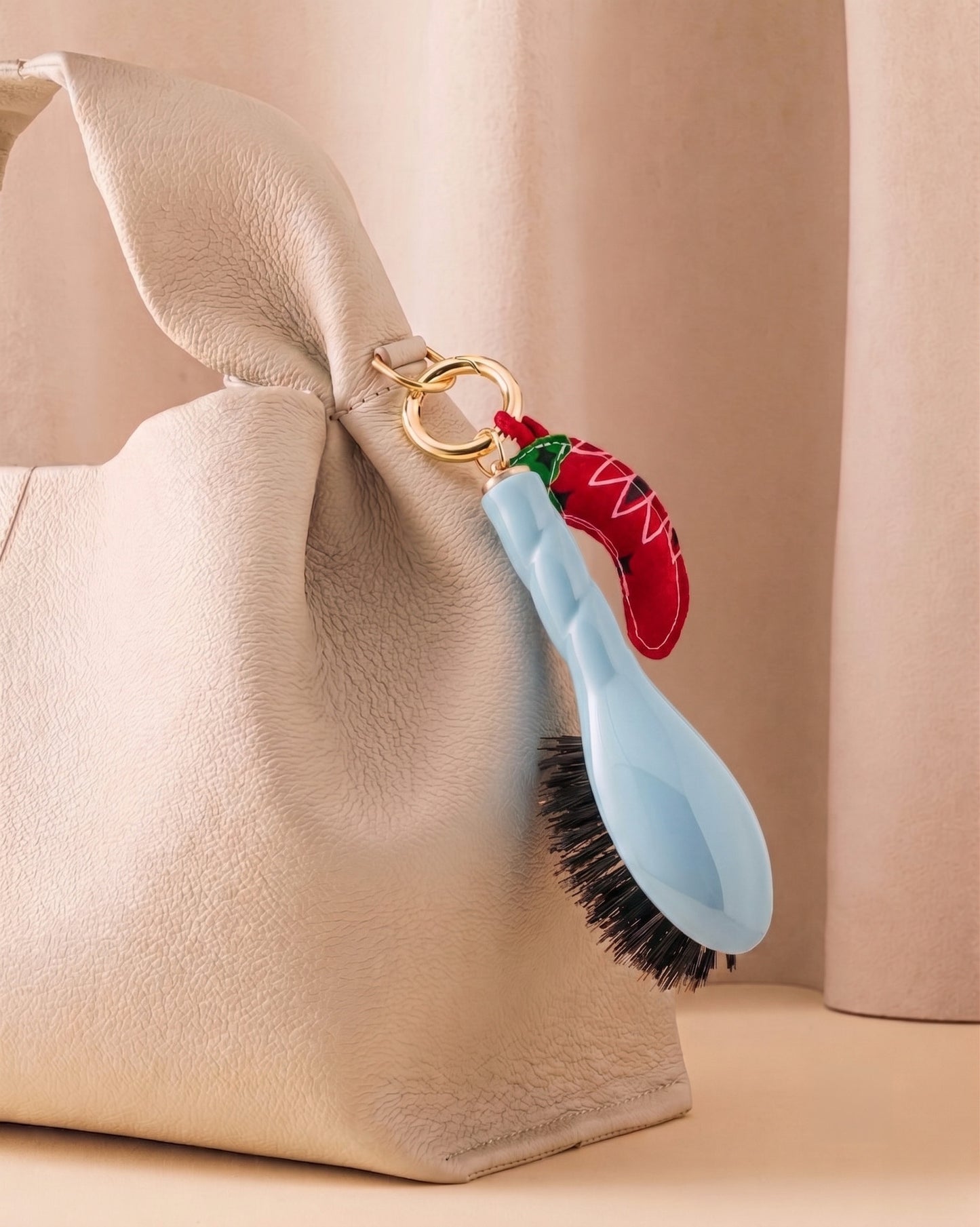 Call It By Your Name x La Bonne Brosse Duo : Mikro Bürste N.01 Himmelblau und ihr Anhänger