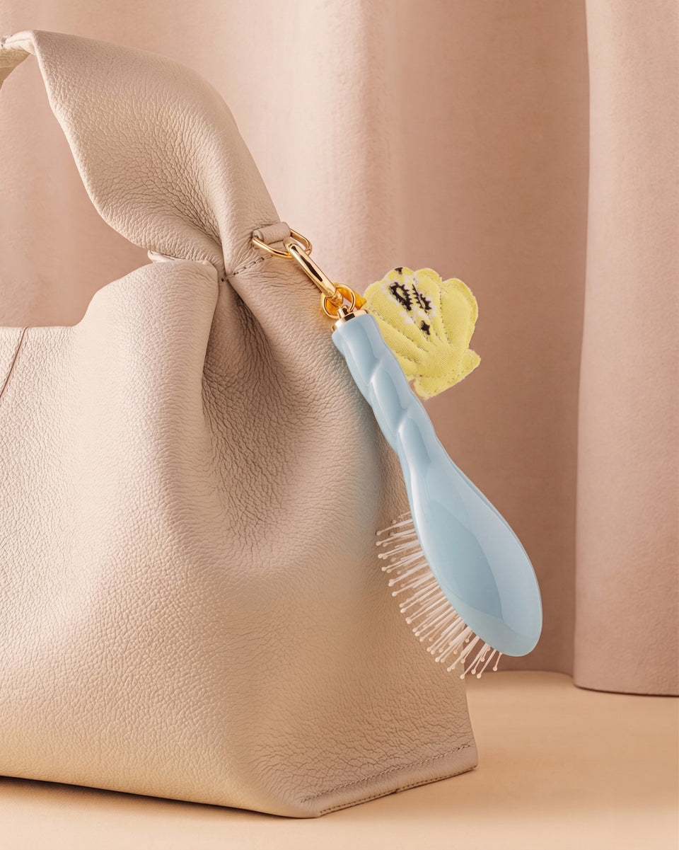 Call It By Your Name x La Bonne Brosse Duo: Mikro Bürste N.04 Himmelblau und ihr Anhänger