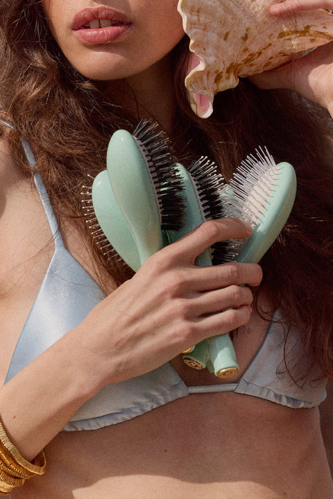 Limited Edition Lagoon Blue N.02 The Care & Detangling Hairbrush The Essential  - Image 2
