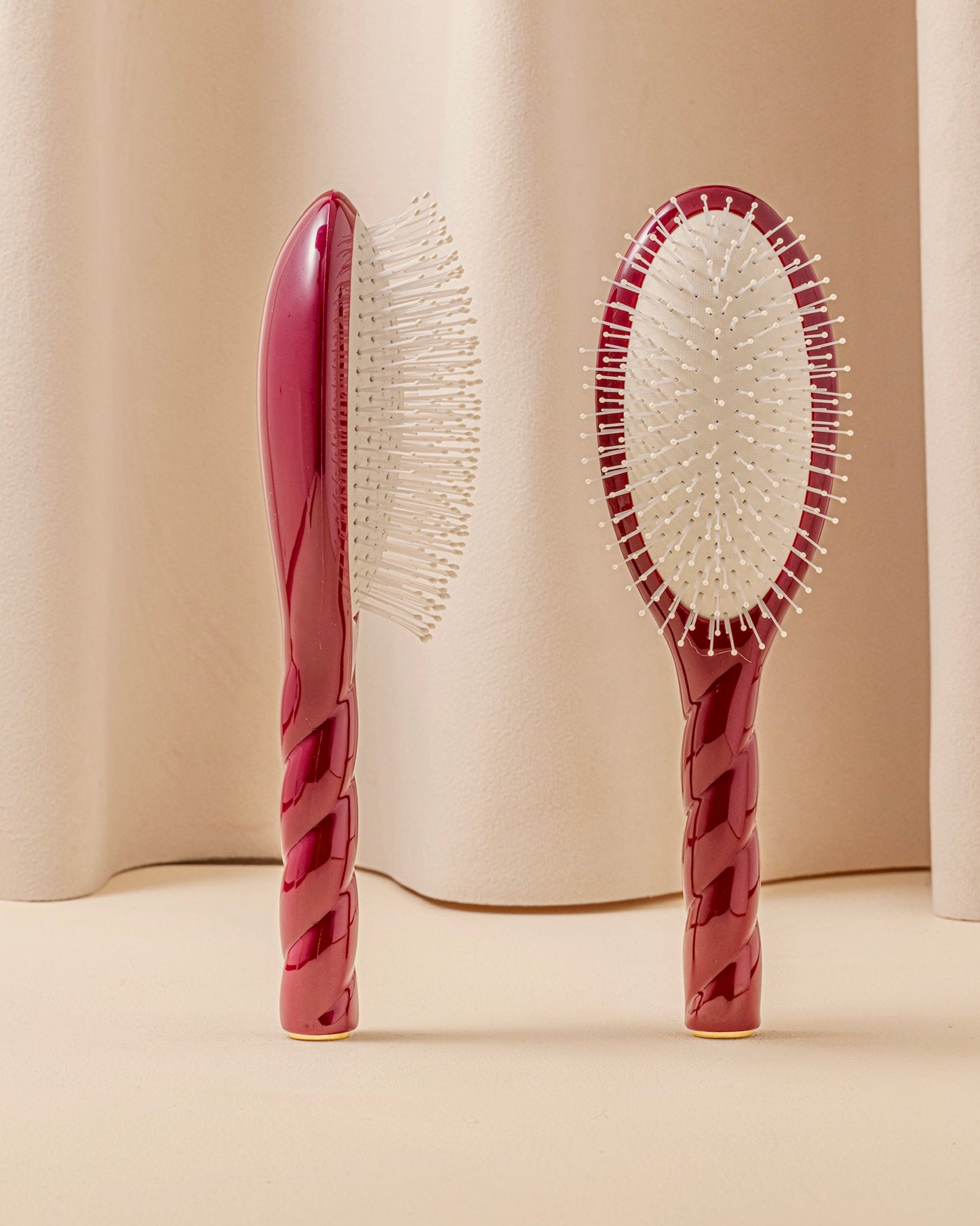 N.04 The Massaging Detangling Hair Brush THE MIRACLE Cherry Red