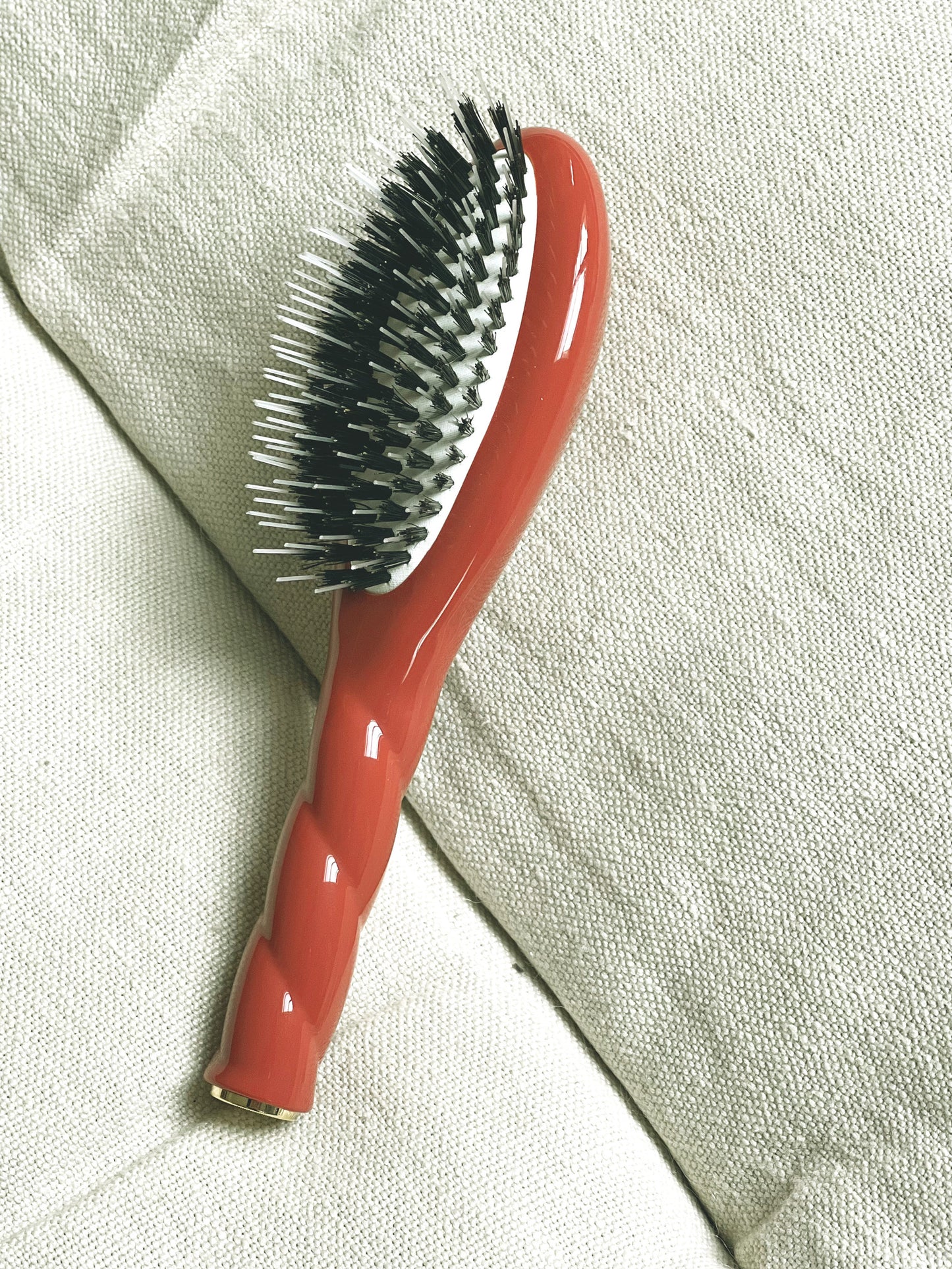 N.02 The Small Care & Detangling Hair Brush THE ESSENTIAL Clay Court