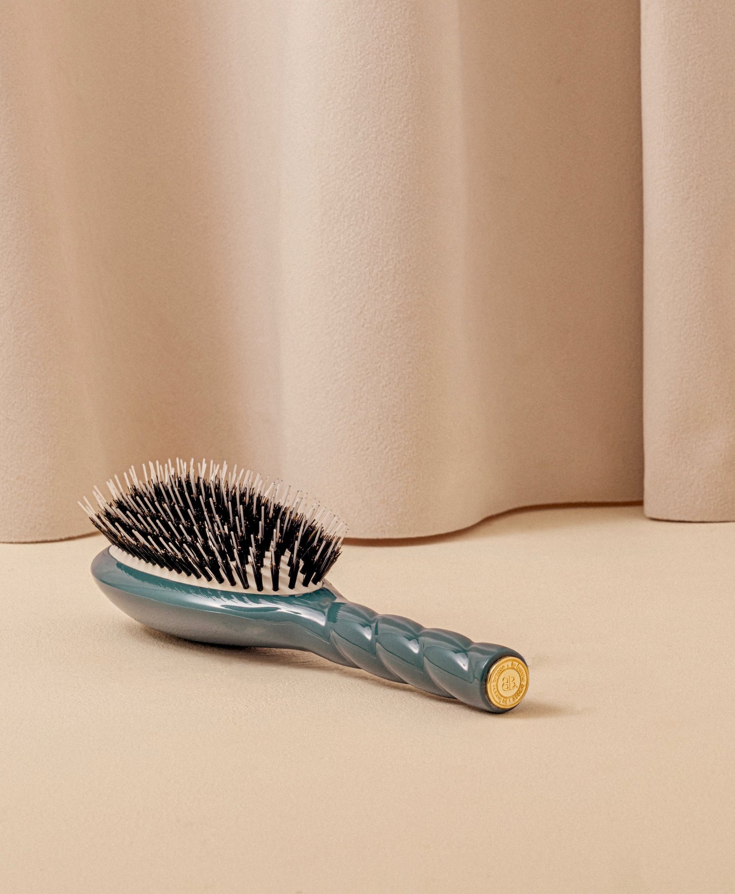 N.02 The Care & Detangling Hair Brush The Essential Blue