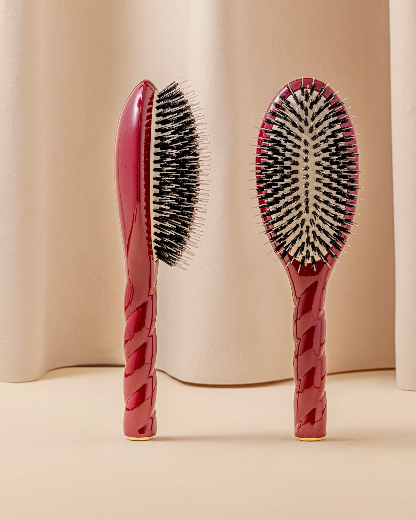 N.02 The Care & Detangling Hair Brush THE ESSENTIAL Cherry Red