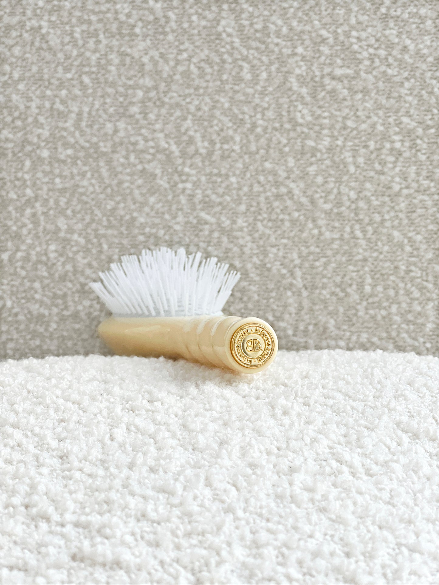 N.07 The Stimulating & Detangling Hair Brush THE INTENSE Light Ivory